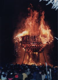燃え盛る社殿・野沢温泉の道祖神祭り